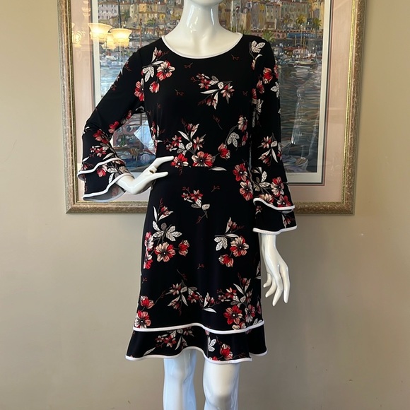 DRESS TO IMPRESS - Picture 1 of 6